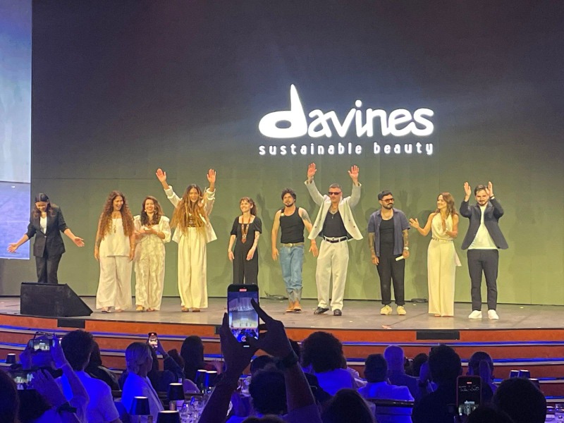 Equipo Davines en escenario